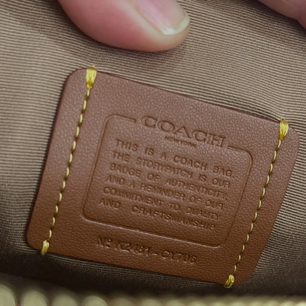 Coach Heart Cherry Signature Canvas Tan Marrón Double Zip Crossbody Purse
